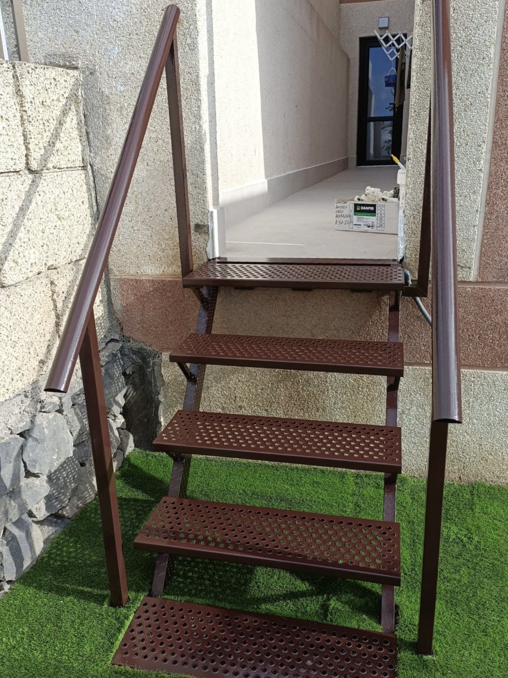escalier repeint par reformas-trujillo