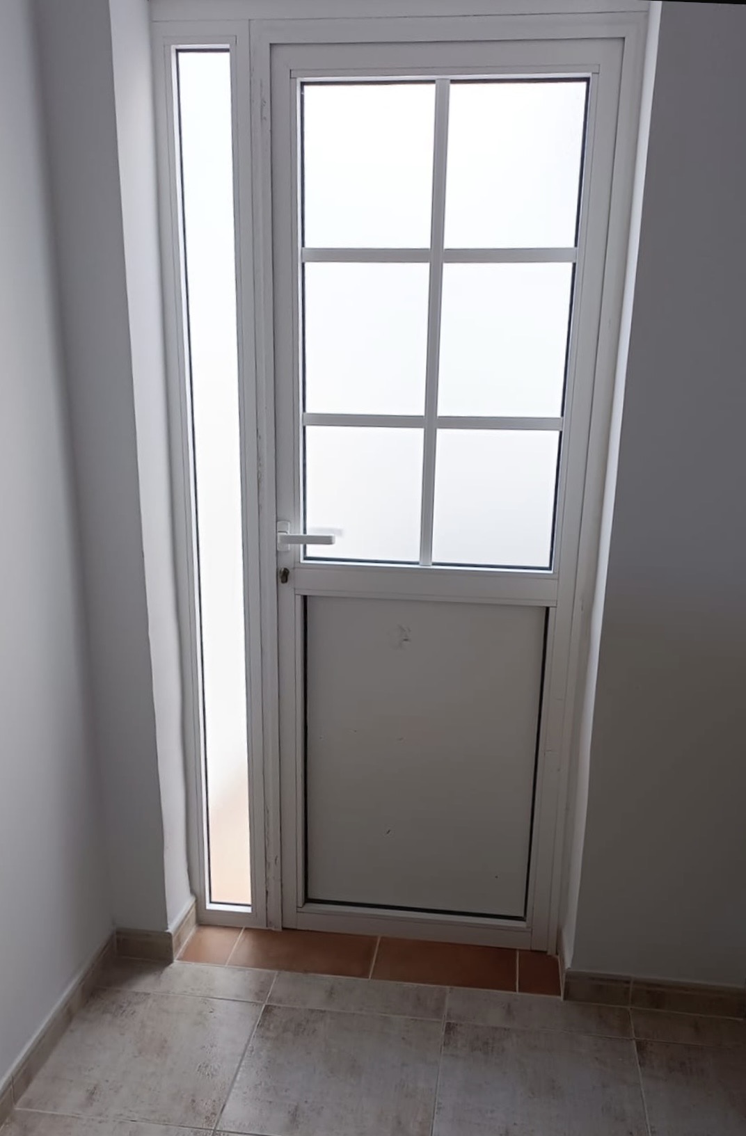 Puerta renovada por Reformas Trujillo