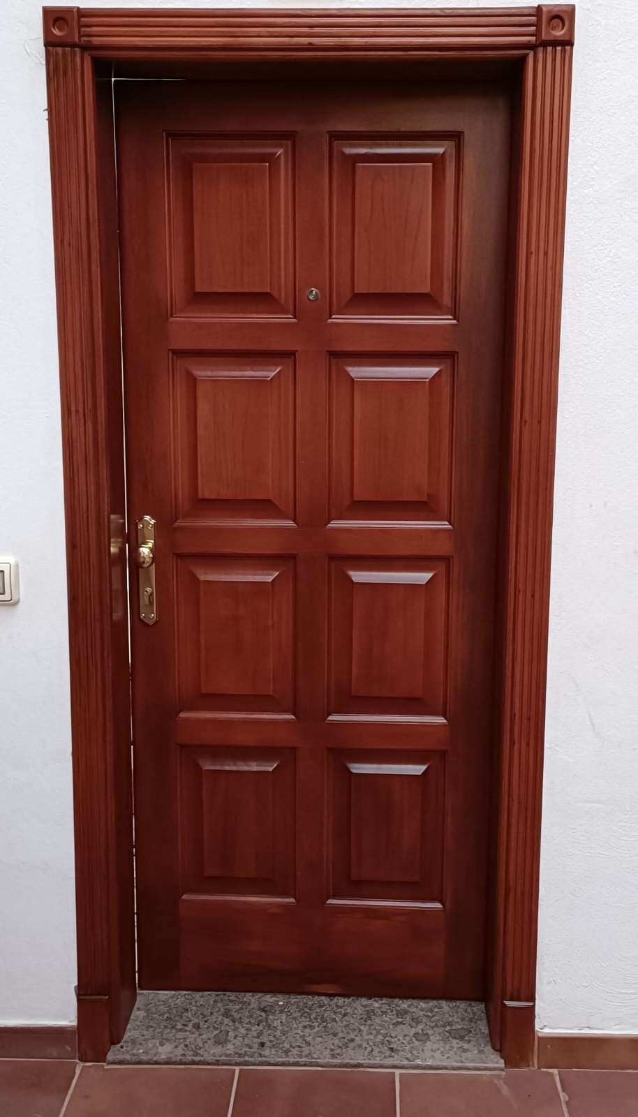 porte rouge après rénovation par reformas-trujillo