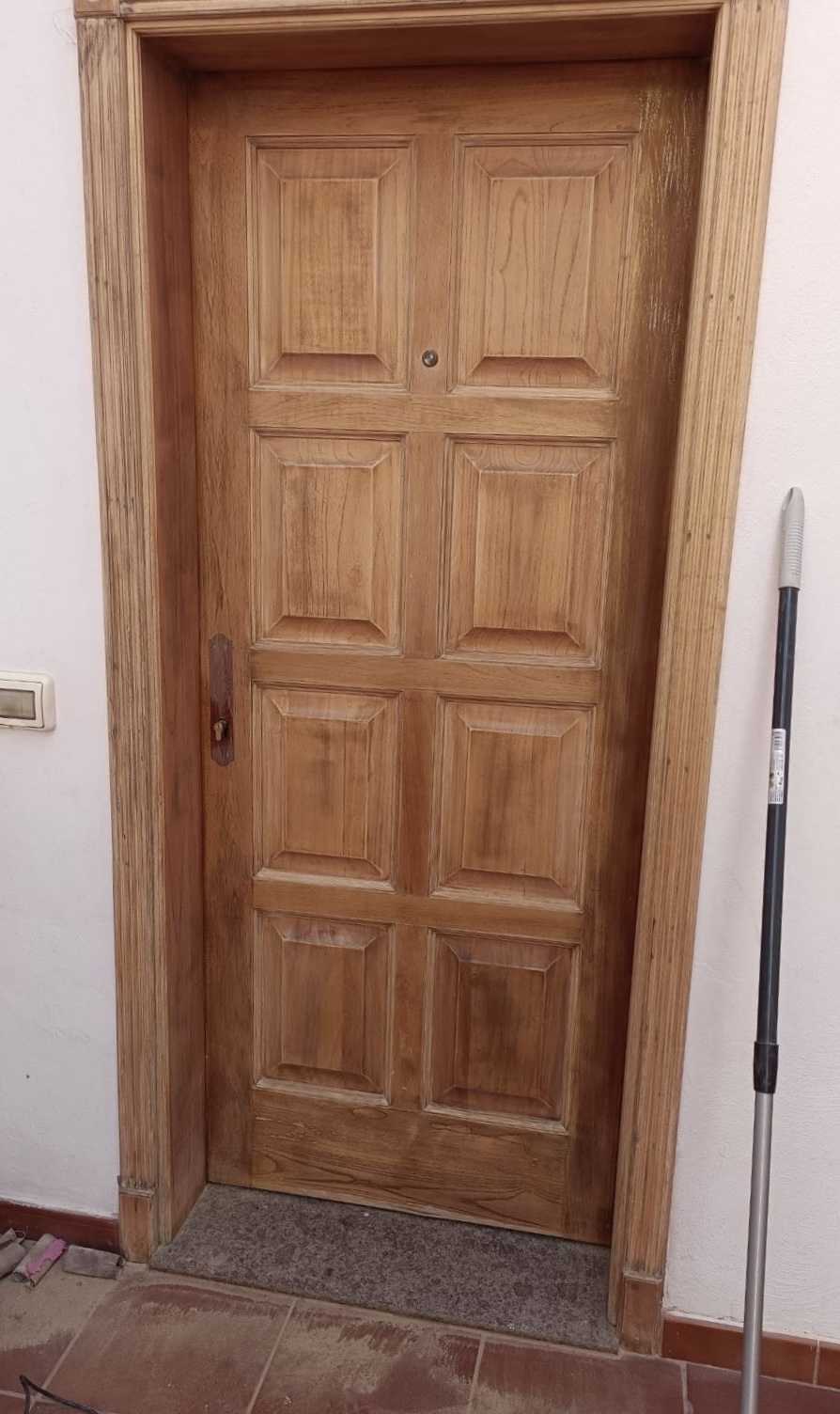 porte rouge avant rénovation par reformas-trujillo